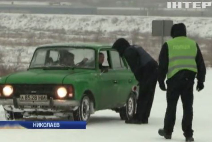 Снегопад в Николаеве парализовал движение на дорогах
