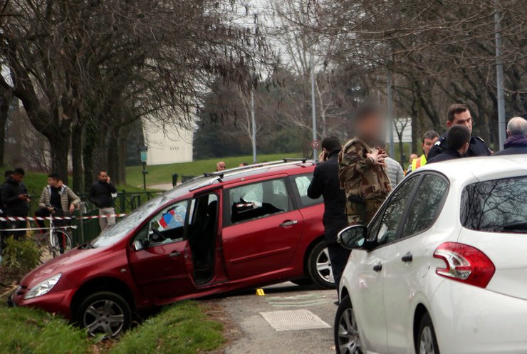 Во Франции водитель у мечети попытался задавить военных