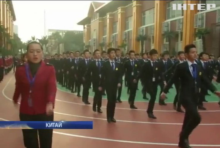 В Китае парикмахеров обучают по стандартам армии (видео)
