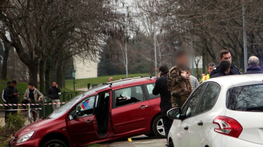 Во Франции водитель у мечети попытался задавить военных