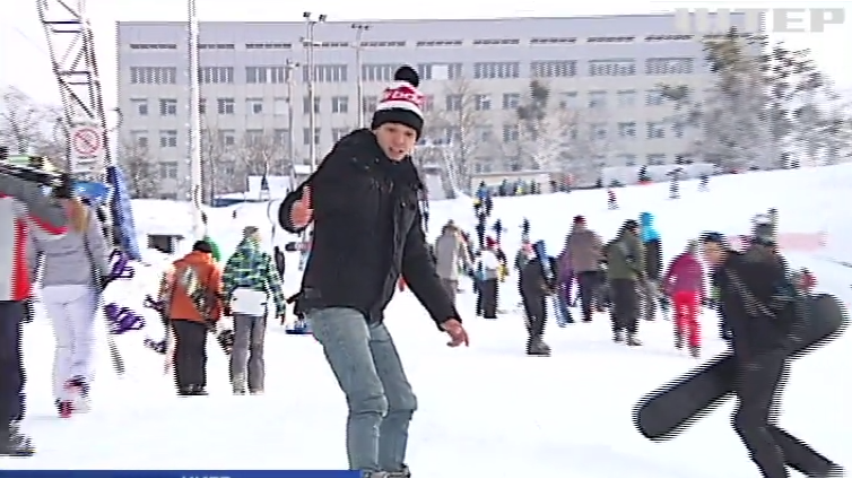 Украинцы в лютые морозы активно отдыхают на воздухе (видео)