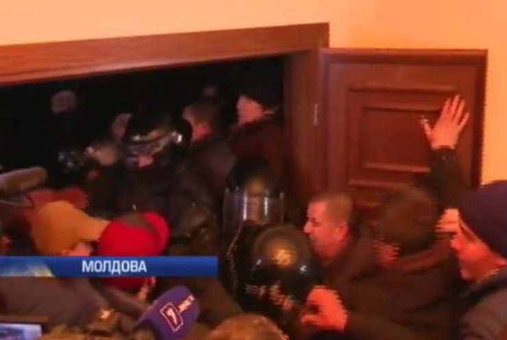Уряд Молдови склав присягу під протести лівих