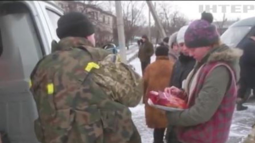 На Донбасі військові рятують жителів від голоду