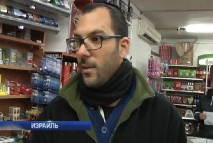 В Израиле продавец отбил атаку террористов тележкой (видео)