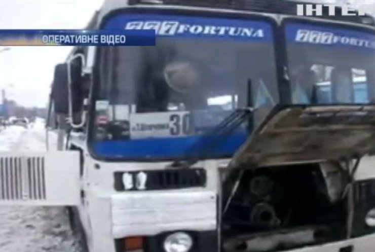 На Черкащині пасажири вистрибували з палаючого автобуса (відео)
