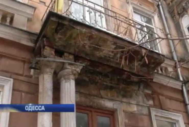 В Одессе колонна упала перед входом в школу