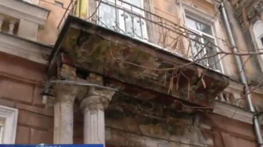 В Одессе колонна упала перед входом в школу