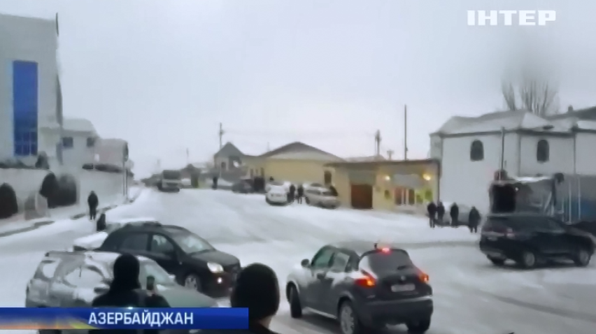 В Баку дороги перетворилися на ковзанку