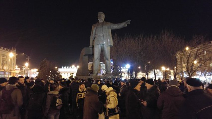 В Днепропетровске активисты сносят памятник Петровскому