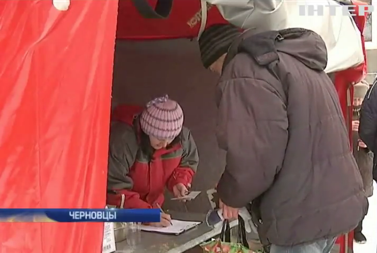 В Черновцах волонтеры отогревают и кормят бездомных