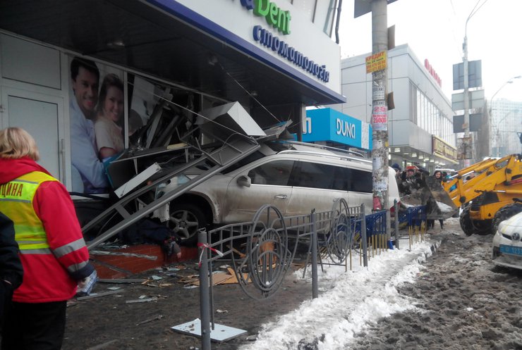 Авария в Киеве: внедорожник сбил пешеходов и влетел в клинику