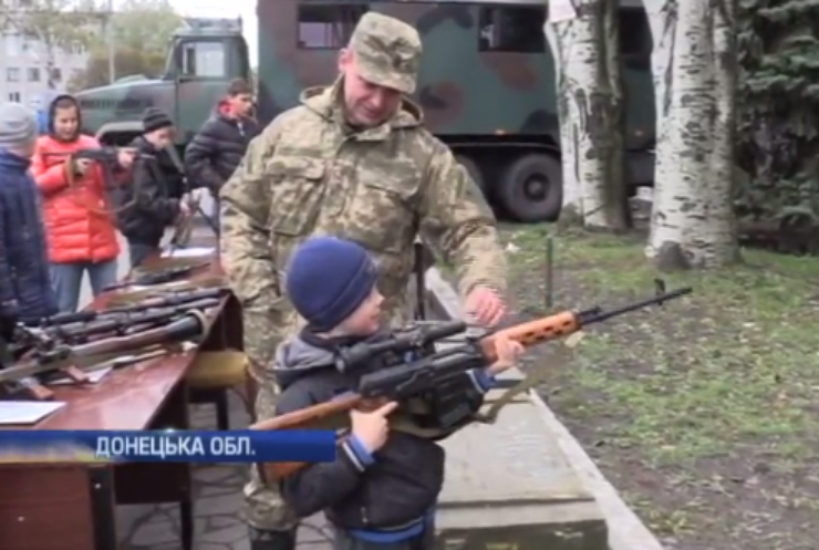 У Покровську День захисника відзначили виставкою зброї