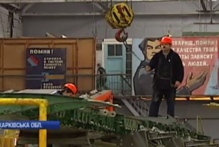 На заводах України робочих залишають без зарплатні (відео)