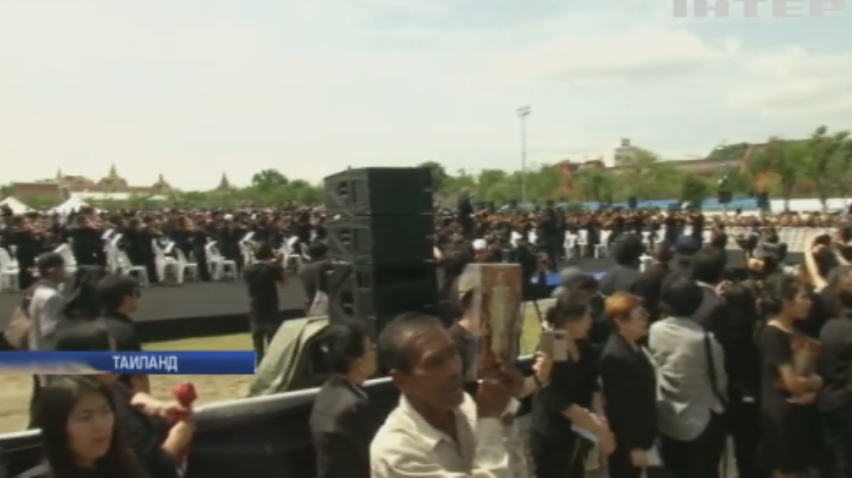 В Таиланде 150 тыс. человек исполнили национальный гимн