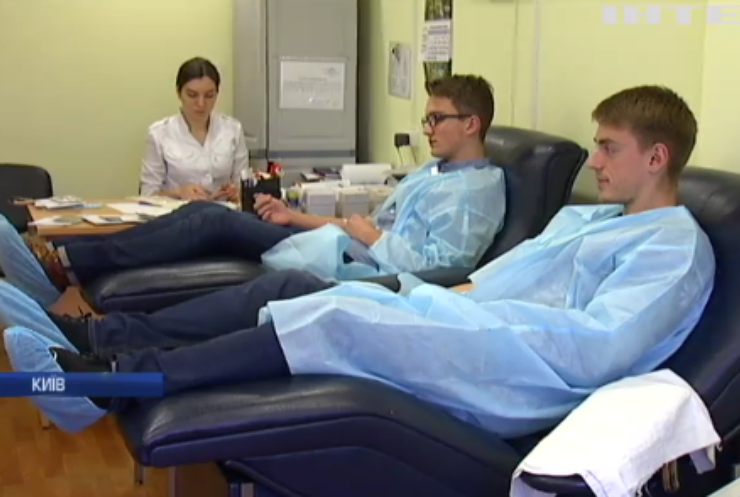 Студентки Києва шукають донорів крові для спасіння дітей