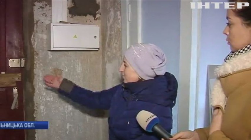 На Хмельниччині будинок заливає дощем через дірявий дах