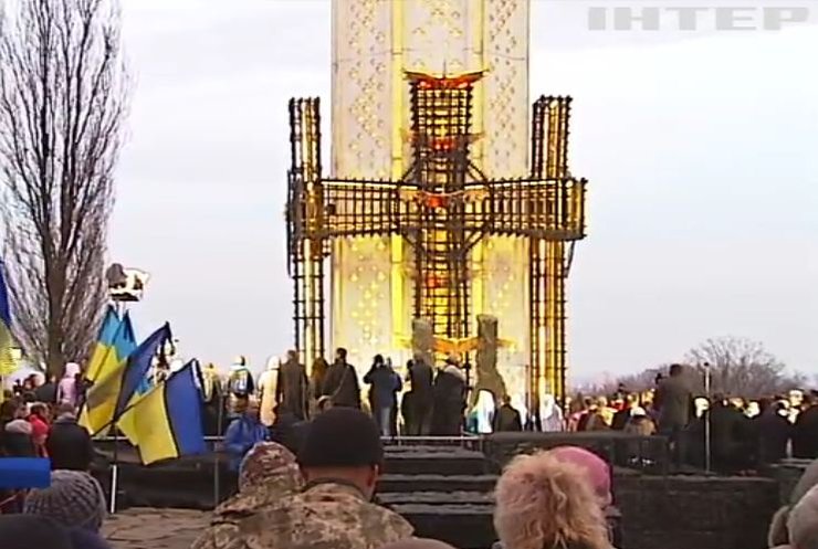 По всей Украине сегодня почтили помять жертв Голодомора