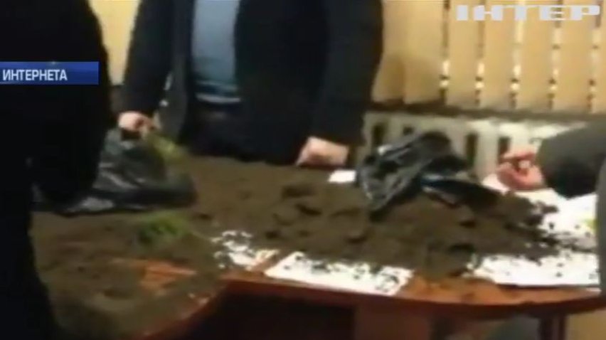 В Мелитополе бойцы АТО высыпали землю чиновнику на голову