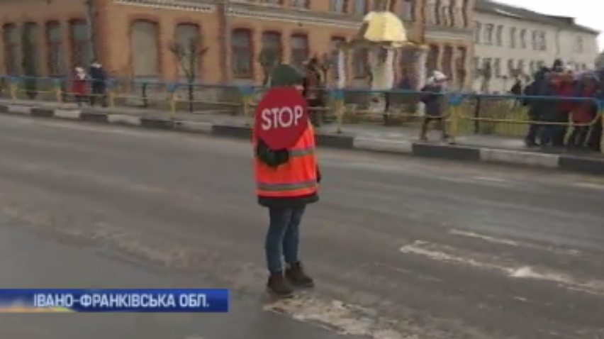 У Рогатині світлофори замінили на дружинників