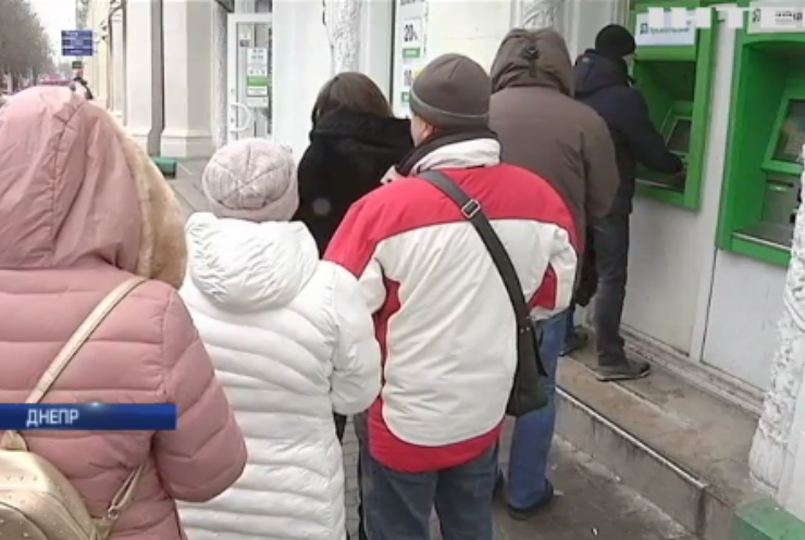 Национализация "Приватбанка": в регионах штурмуют банкоматы