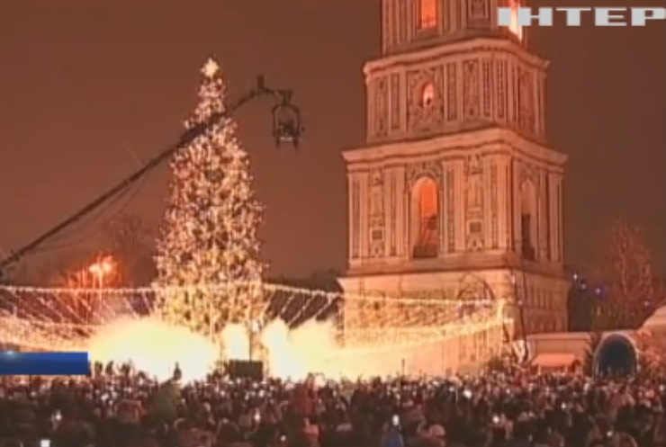 У Києві запалили вогні на головній новорічній ялинці