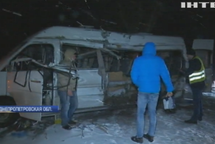 В Днепропетровской области маршрутка врезалась в грузовик: погибли 5 человек 