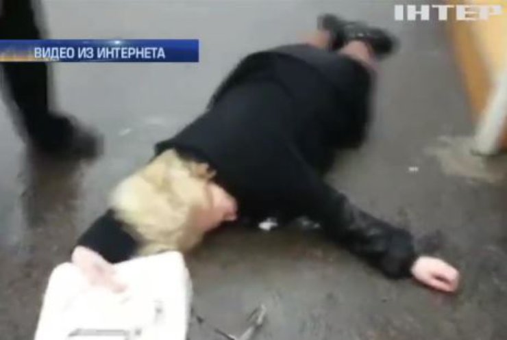 Под Одессой врач сбросил с лестницы женщину