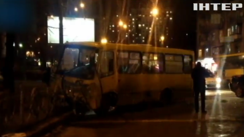 В Києві спорткар протаранив маршрутку з пасажирами