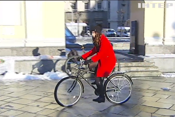 Кияни у мороз пересіли із автомобілів на велосипеди (відео)