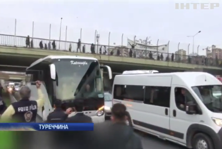 В Туреччині автобус з футболістами Росії закидали камінням