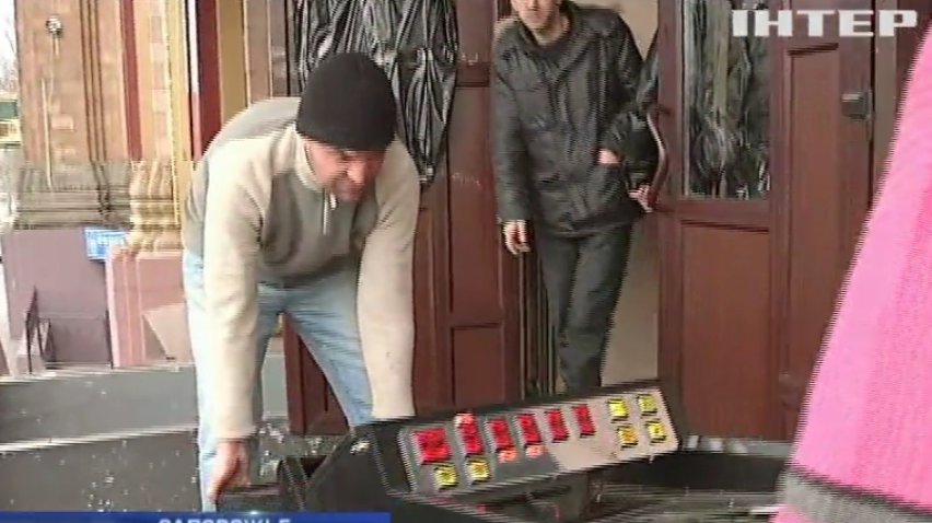 В Запорожье общественные активисты разгромили подпольное казино