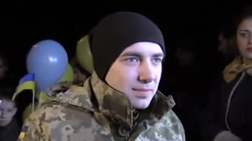 Днепропетровск цветами встретил освобожденных из плена бойцов