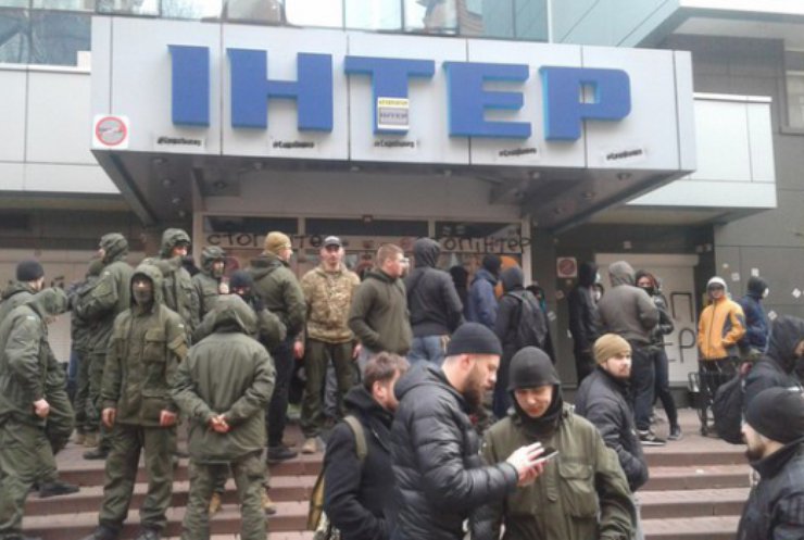 Будівлю телеканалу "Інтер" оточили бійці "Азова"