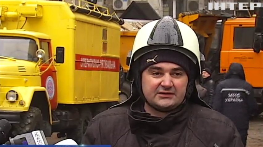 В Киеве завалы обрушенного дома разбирают руками (видео)