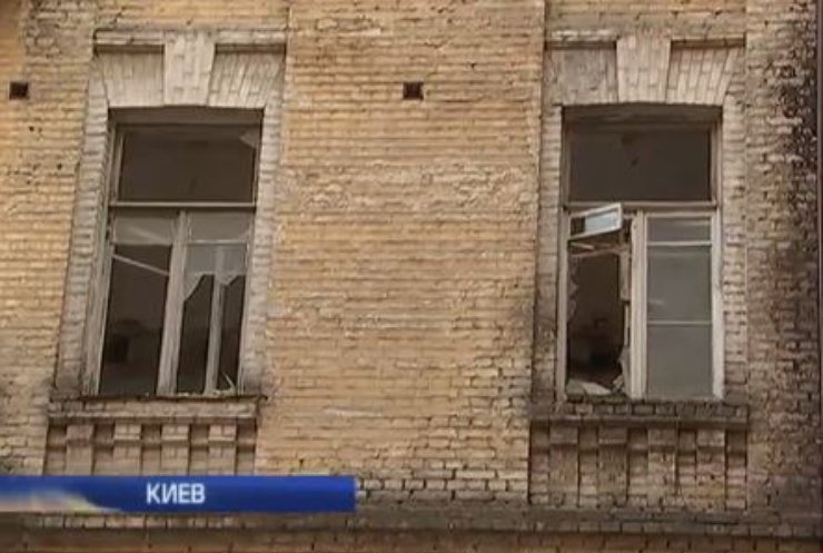 Спасатели будут дежурить в обрушенном доме в Киеве