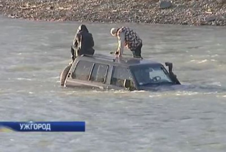 В Ужгороді екстремали намагалися перетнути річку на джипі
