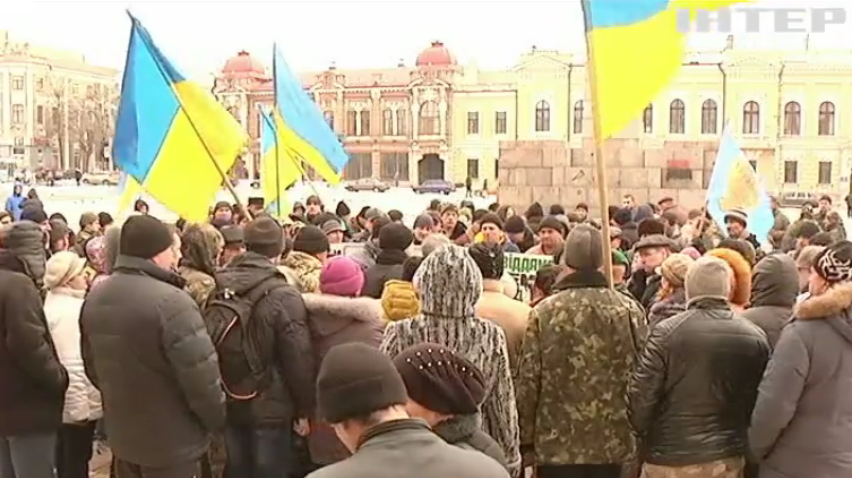 Бойцы АТО привезли шины к обладминистрации Кировограда