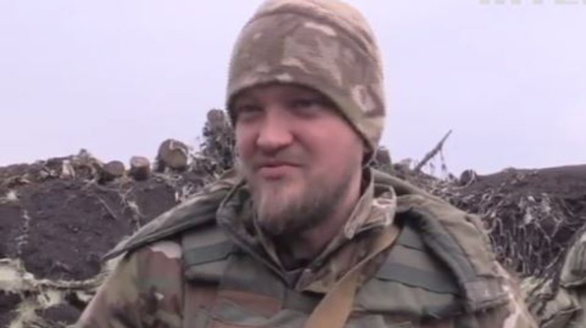Под аэропортом Донецка враг прогревает технику