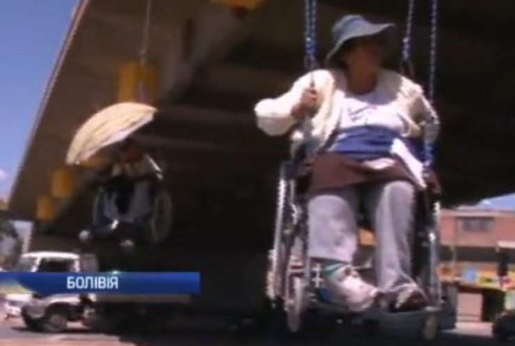 У Болівії інваліді прив'язали себе до мосту на акції протесту