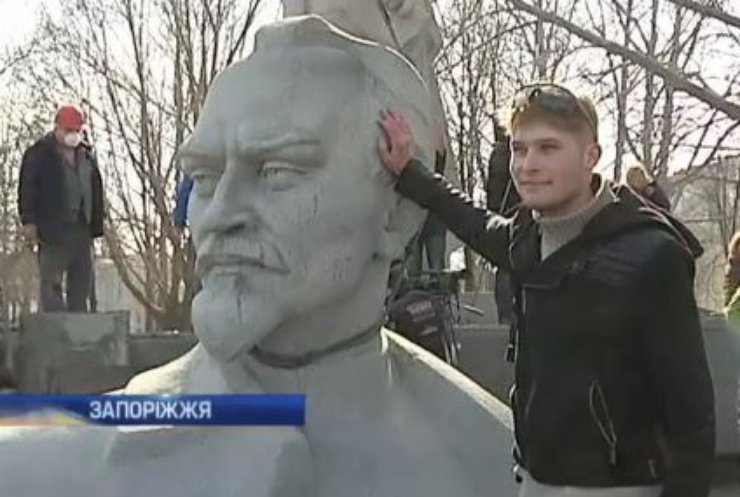 У Запоріжжі демонтували пам'ятник Дзержинському (відео)