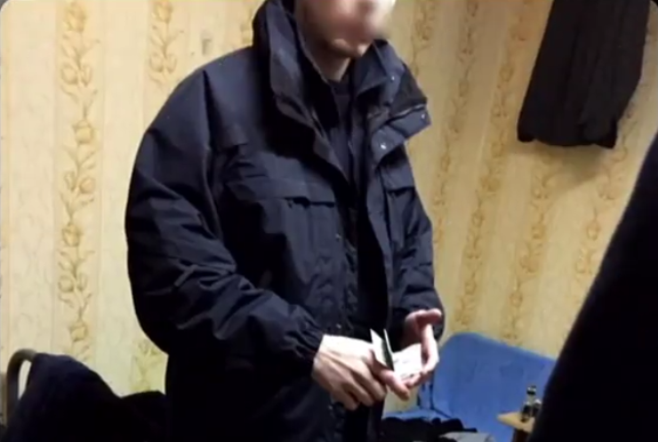 Патрульний з Києва викрав $17 тис з автомобіля після аварії