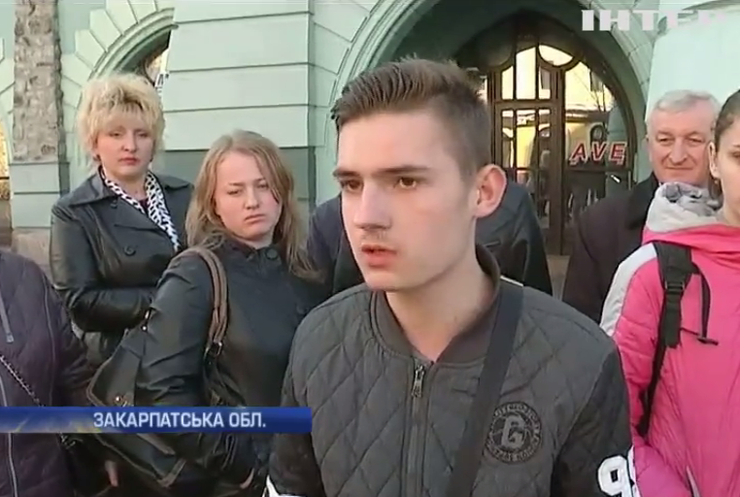 Студенти Мукачево від голоду штурмували міськраду (відео)