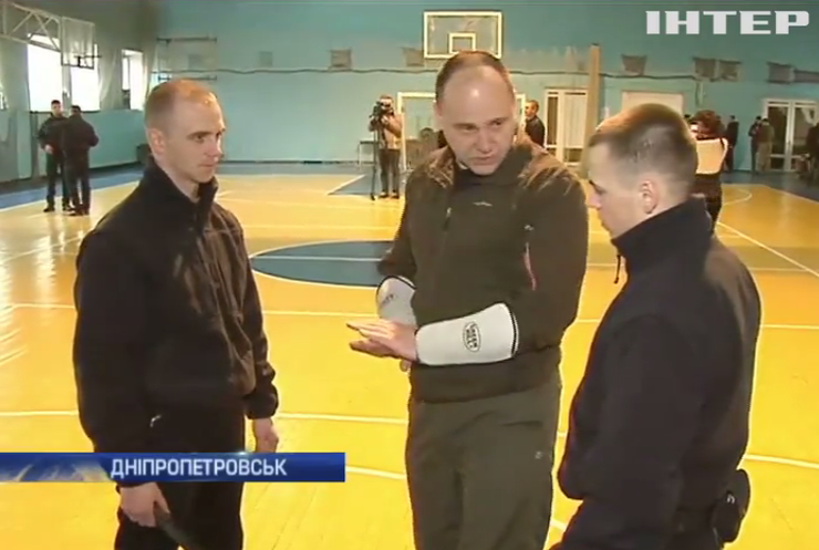 У Дніпропетровську поліцейських навчали техніці ізраїльського захисту