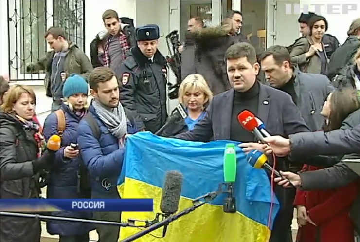 В суде над Савченко приставы вырывали флаг Украины 