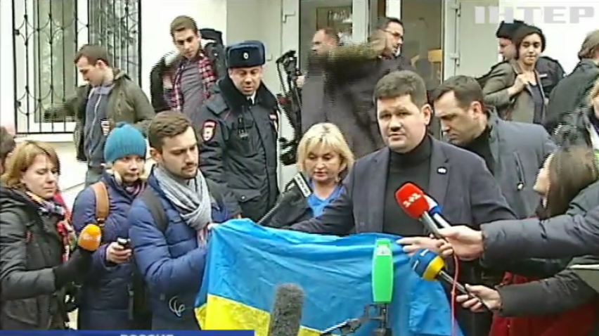В суде над Савченко приставы вырывали флаг Украины 
