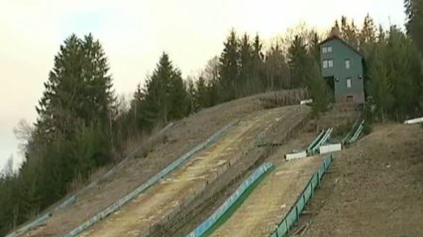 На Прикарпатье лыжников заставили прыгать на опилках