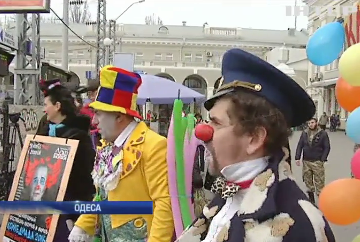 Гостей Одеси на вокзалі зустрічали клоуни