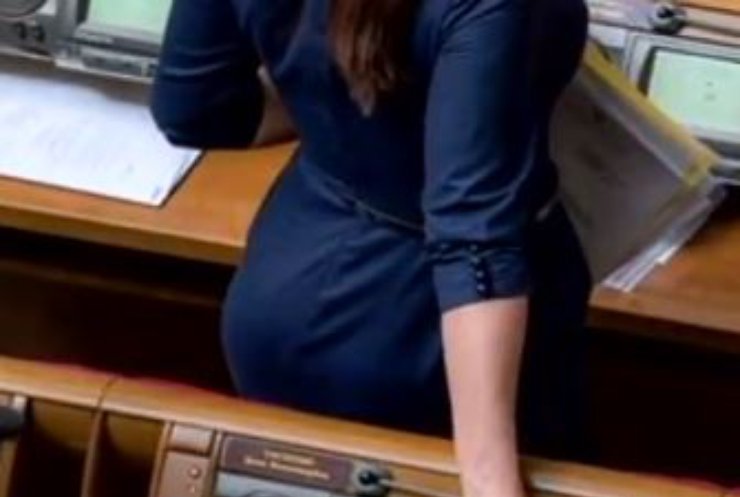 Депутат Ирина Сысоенко прославилась сексуальным голосованием