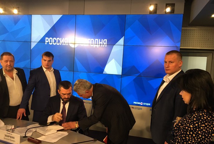 Беглый Виталий Захарченко написал книгу "Кровавый Майдан"