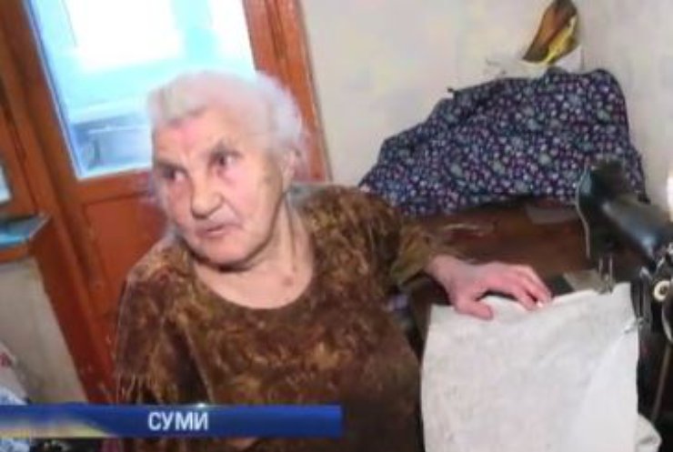 Бабуся із Сум шиє білизну для військових на Донбасі